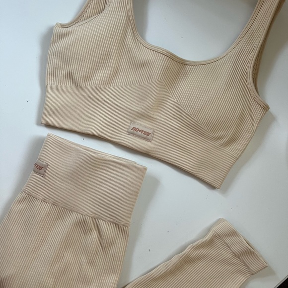 LIKE NEW BO&TEE Pale Yellow / Cream Leggings and Bra Set - Picture 1 of 4